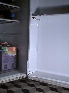 Lednice zdemolovan� bur��kem